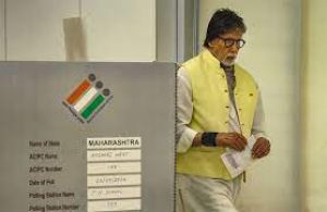 अमिताभ, शाहरुख, आमिर, अक्षय और अन्य फिल्मी हस्तियों ने मुंबई में किया मतदान