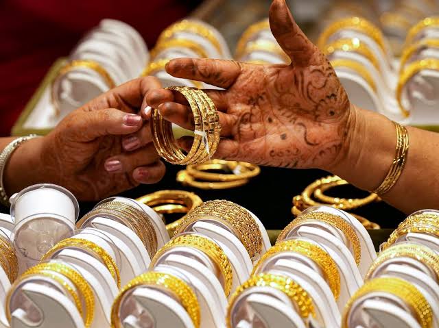सोने-चांदी में तेजी के आसार; महंगाई, पश्चिम एशिया तनाव पर निवेशकों की नजर: विश्लेषक सोने-चांदी में तेजी के आसार; महंगाई, पश्चिम एशिया तनाव पर निवेशकों की नजर: विश्लेषक
