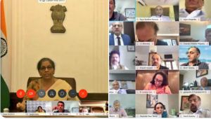  सरकार उद्योग जगत की  ऋण पुनर्निर्धारण मांग पर आरबीआई के साथ मिलकर काम कर रही है-वित्त मंत्री
