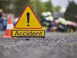 ट्रक की टक्कर में बाइक सवार चार युवकों की मौत