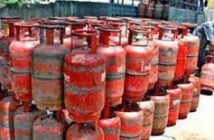 घरेलू और कॉमर्शियल सिलेंडर के बढ़े दाम, देखें अब क्या हुई कीमत...!