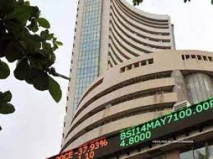  वैश्विक बाजारों में बिकवाली से सेंसेक्स ने लगाया 555 अंक का गोता, निफ्टी 17,700 अंक से नीचे आया