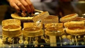 सोने में 360 रुपये की गिरावट, चांदी 1,200 रुपये लुढ़की