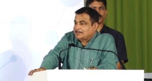केन्‍द्रीय मंत्री नितिन गडकरी ने शत-प्रतिशत एथनोल संचालित विश्‍व की पहली कार का शुभारंभ किया