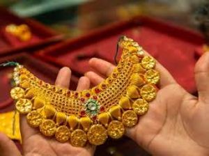  सोने में 50 रुपये की गिरावट, चांदी 600 रुपये मजबूत
