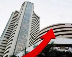 शेयर बाजार में लगातार तीसरे दिन तेजी, सेंसेक्स 319 अंक चढ़ा