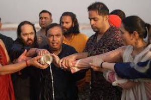मुकेश अंबानी सपरिवार पहुंचे महाकुंभ, यज्ञ में आहुति दी