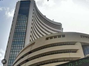 भारी उतार-चढ़ाव के बीच शेयर बाजार हरे निशान में बंद, सेंसेक्स 335 अंक चढ़ा