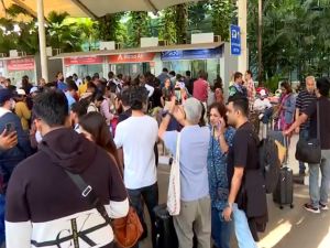 इंडिगो की बड़े पैमाने पर उड़ानें रद्द : हजारों यात्री एयरपोर्ट पर फंसे, सरकार ने दिए सख्त निर्देश इंडिगो की बड़े पैमाने पर उड़ानें रद्द : हजारों यात्री एयरपोर्ट पर फंसे, सरकार ने दिए सख्त निर्देश