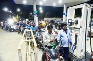   केंद्र ने पेट्रोल और डीजल पर एक्साइज ड्यूटी 10 रुपए प्रति लीटर घटाई