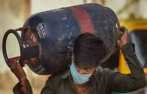 केंद्र ने कमर्शियल एलपीजी के आवंटन को बढ़ाकर 70% किया