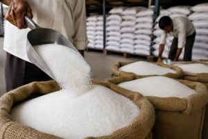 सरकार ने चीनी के थोक उपभोक्ताओं के लिए 15 दिन की भंडारण सीमा तय की