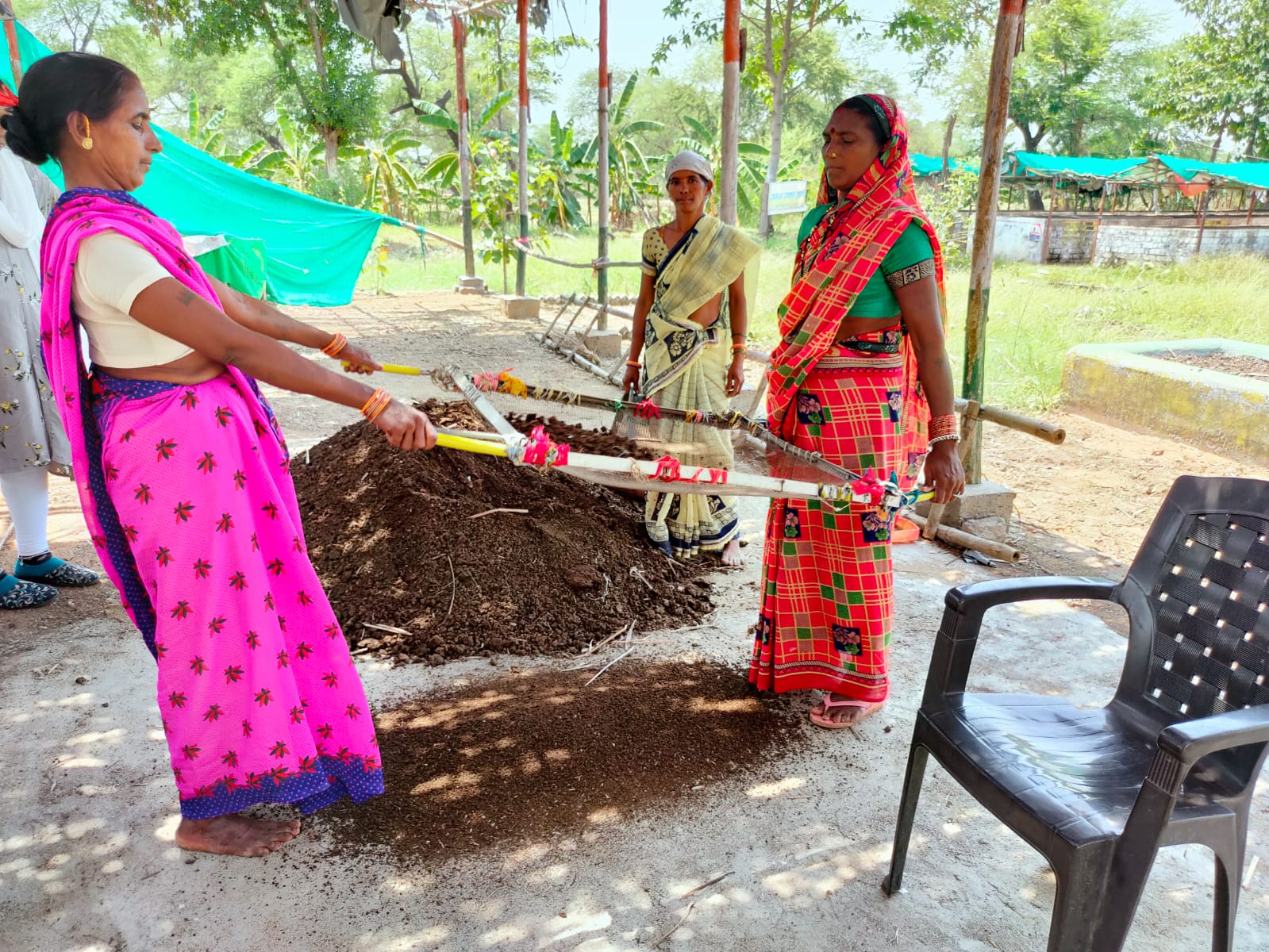 वर्मी कम्पोस्ट का विक्रय कर अपने सपने साकार कर रही हैं अरौद की महिलाएं वर्मी कम्पोस्ट का विक्रय कर अपने सपने साकार कर रही हैं अरौद की महिलाएं