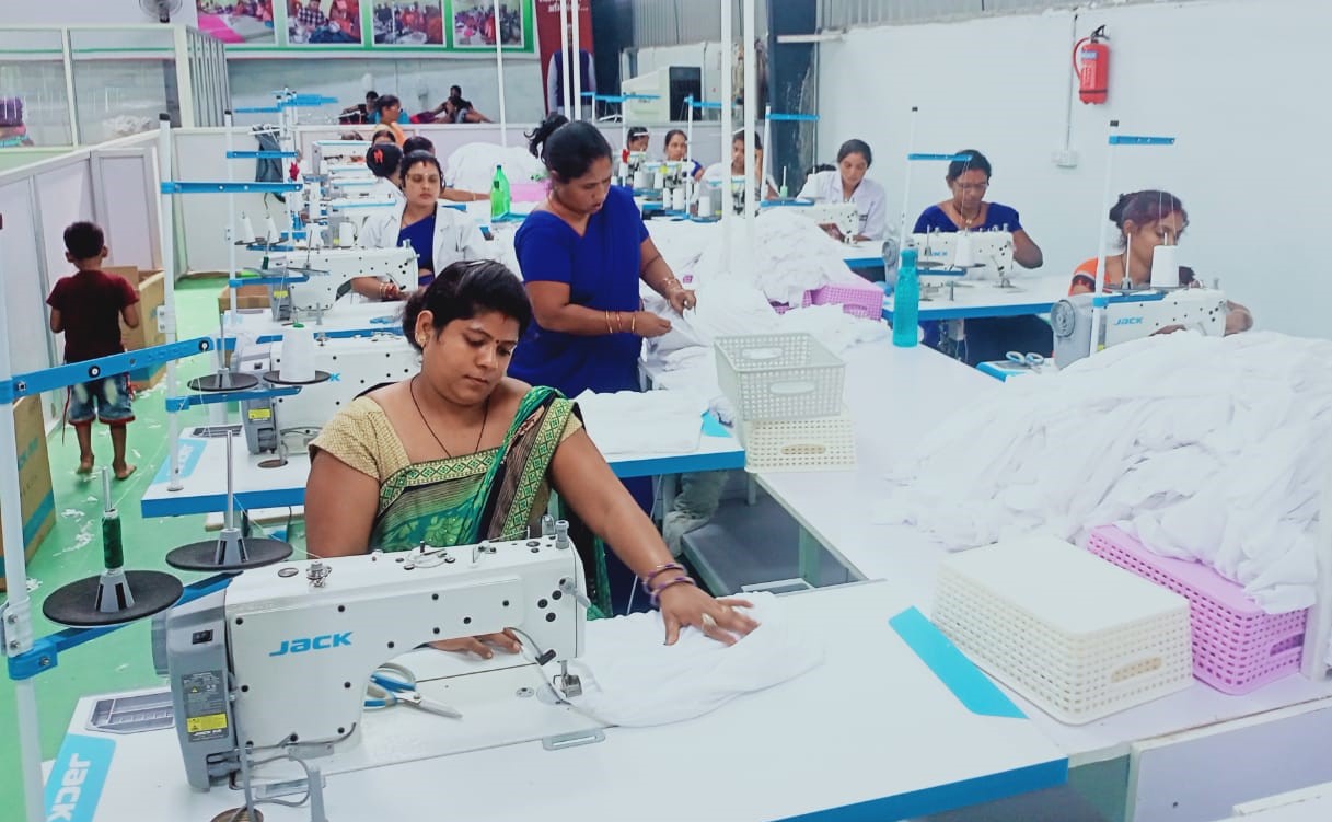 रेडीमेड कपड़ों के निर्माण से खुला रोजगार का सुगम द्वार रेडीमेड कपड़ों के निर्माण से खुला रोजगार का सुगम द्वार