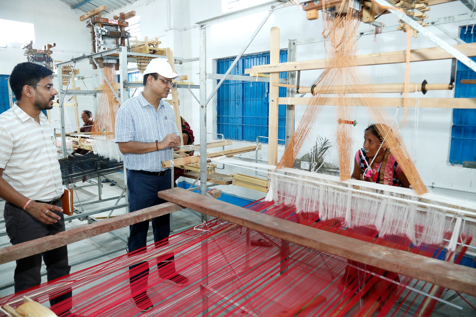 *संबलपुरी पैटर्न की सुंदर साड़ियां बन रही रीपा में, अपने शानदार मोटिफ की वजह से छत्तीसगढ़ में भी काफी लोकप्रिय हैं इस पैटर्न की साड़ियां *संबलपुरी पैटर्न की सुंदर साड़ियां बन रही रीपा में, अपने शानदार मोटिफ की वजह से छत्तीसगढ़ में भी काफी लोकप्रिय हैं इस पैटर्न की साड़ियां