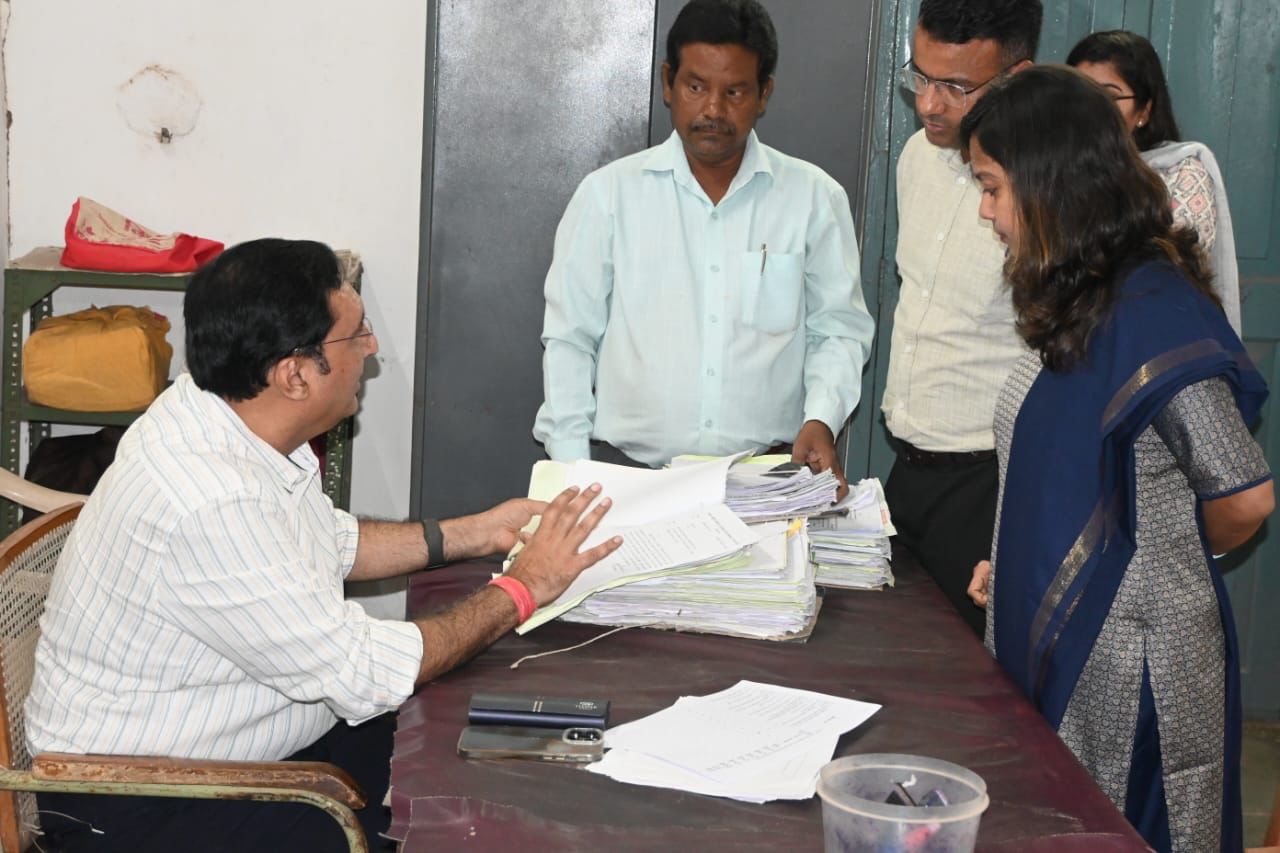 संभागायुक्त डॉ संजय अलंग ने तहसील, एसडीएम एवं जिला कार्यालय आकस्मिक निरीक्षण कर दिए आवश्यक सुधार के निर्देश संभागायुक्त डॉ संजय अलंग ने तहसील, एसडीएम एवं जिला कार्यालय आकस्मिक निरीक्षण कर दिए आवश्यक सुधार के निर्देश