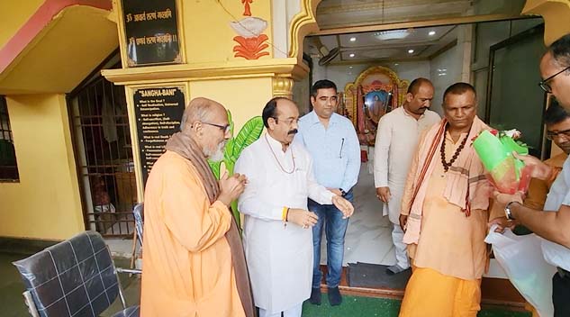 भारत सेवा आश्रम पहुँचकर अरुण साव ने स्वामी शिवरूपानंद से लिया आशीर्वाद भारत सेवा आश्रम पहुँचकर अरुण साव ने स्वामी शिवरूपानंद से लिया आशीर्वाद