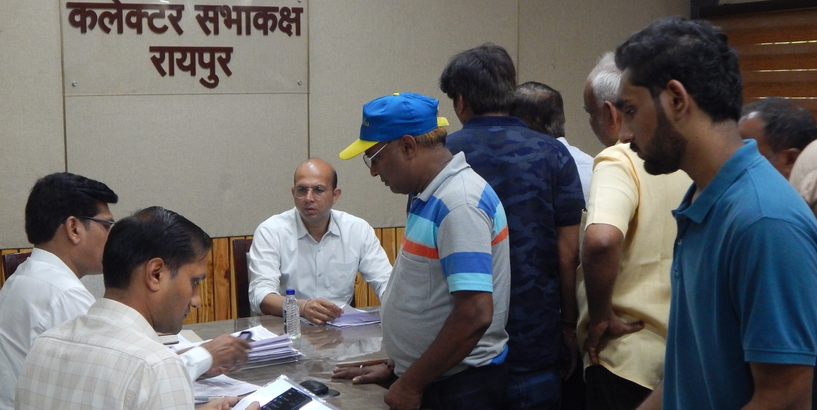 जनचौपाल में कलेक्टर ने नागरिकों की सुनी समस्या जनचौपाल में कलेक्टर ने नागरिकों की सुनी समस्या