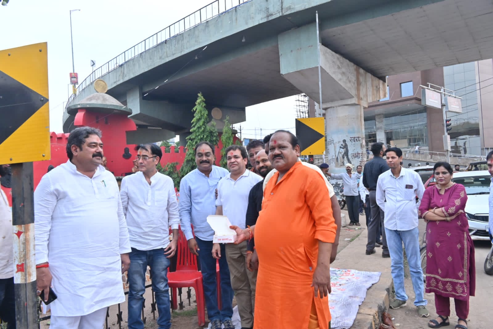 नेहरू नगर चौक की बढ़ेगी सुंदरता, आकर्षक लुक में नजर आएगा शहर का व्यस्ततम चौक, सौंदर्यीकरण कार्य का महापौर नीरज पाल ने भूमि पूजन कर प्रारंभ कराया कार्य नेहरू नगर चौक की बढ़ेगी सुंदरता, आकर्षक लुक में नजर आएगा शहर का व्यस्ततम चौक, सौंदर्यीकरण कार्य का महापौर नीरज पाल ने भूमि पूजन कर प्रारंभ कराया कार्य