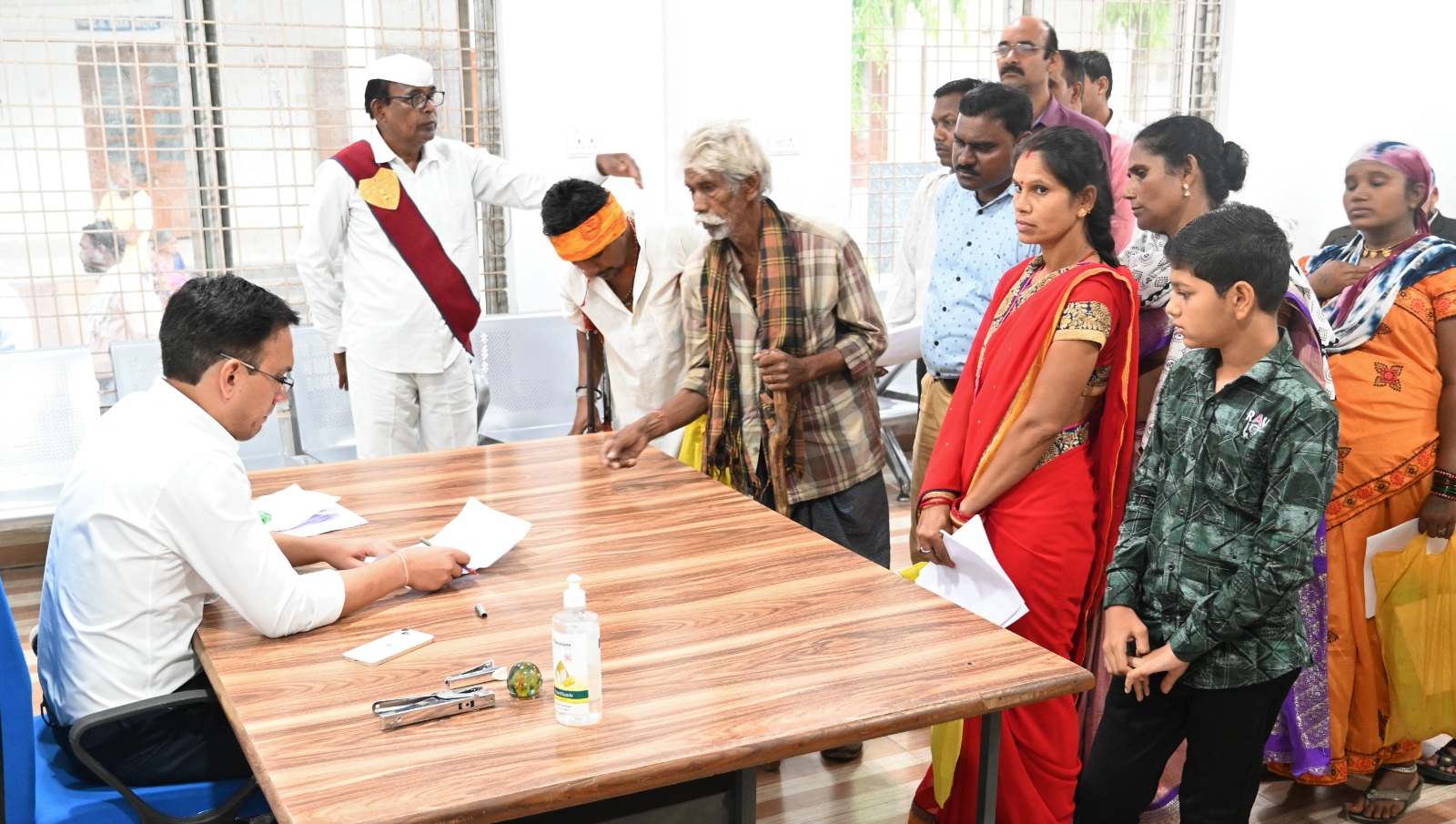 कलेक्टर ने साप्ताहिक जनदर्शन में सुनी आम जनता की समस्याएं कलेक्टर ने साप्ताहिक जनदर्शन में सुनी आम जनता की समस्याएं