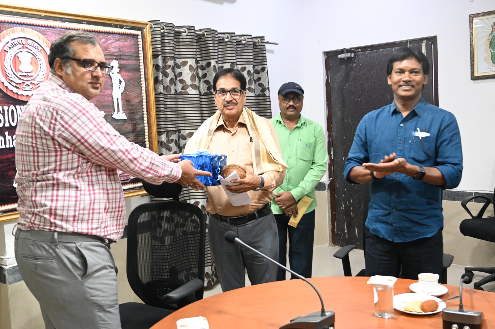 सहायक अधीक्षक श्री लक्ष्मीकांत पाण्डेय को सेवानिवृत्ति पर दी गई बिदाई सहायक अधीक्षक श्री लक्ष्मीकांत पाण्डेय को सेवानिवृत्ति पर दी गई बिदाई