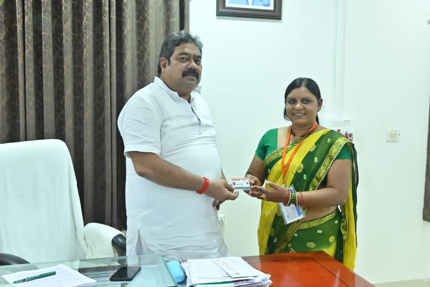 महापौर नीरज पाल ने बनवाया अपना आयुष्मान कार्ड महापौर नीरज पाल ने बनवाया अपना आयुष्मान कार्ड