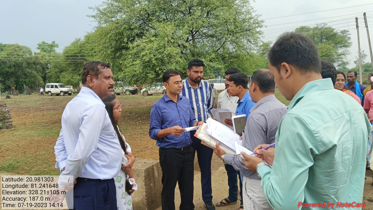कलेक्टर, सीईओ ने किया परसवानी नरवा का निरीक्षण कलेक्टर, सीईओ ने किया परसवानी नरवा का निरीक्षण