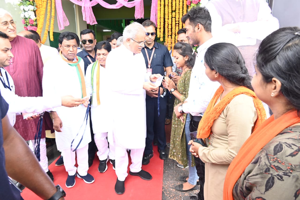 मुख्यमंत्री ने कोरबा में स्वामी आत्मानंद अंग्रेजी महाविद्यालय का किया शुभारंभ मुख्यमंत्री ने कोरबा में स्वामी आत्मानंद अंग्रेजी महाविद्यालय का किया शुभारंभ