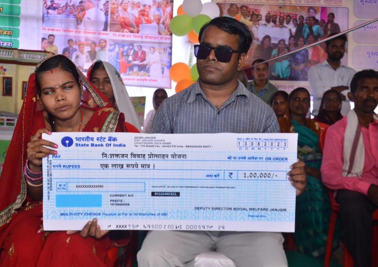 एक लाख रुपए की सहायता, दृष्टिबाधित दम्पति के जीवन से दूर करेगा गरीबी का अंधियारा एक लाख रुपए की सहायता, दृष्टिबाधित दम्पति के जीवन से दूर करेगा गरीबी का अंधियारा