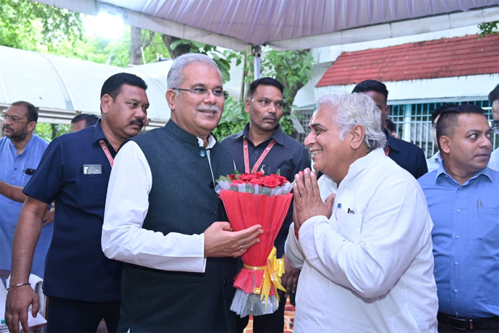 दुर्ग विधायक वोरा एवं महापौर बाकलीवाल ने मुख्यमंत्री को दी शुभकामनाएं दुर्ग विधायक वोरा एवं महापौर बाकलीवाल ने मुख्यमंत्री को दी शुभकामनाएं