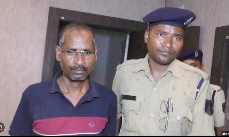 देशी शराब पीने से 2 लोगों की मौत का मामला, आरोपी विजय सूर्यवंशी गिरफ्तार देशी शराब पीने से 2 लोगों की मौत का मामला, आरोपी विजय सूर्यवंशी गिरफ्तार