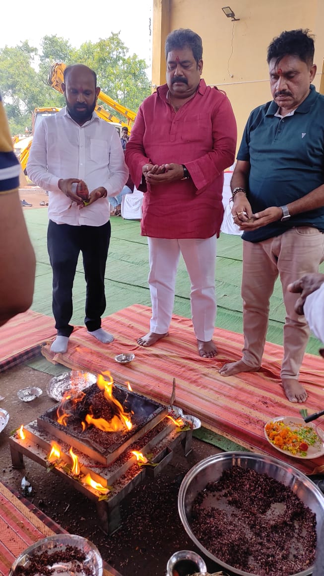 महापौर ने भगवान विश्वकर्मा की पूजा अर्चना कर माँगा भिलाई की प्रगति का आशीष महापौर ने भगवान विश्वकर्मा की पूजा अर्चना कर माँगा भिलाई की प्रगति का आशीष