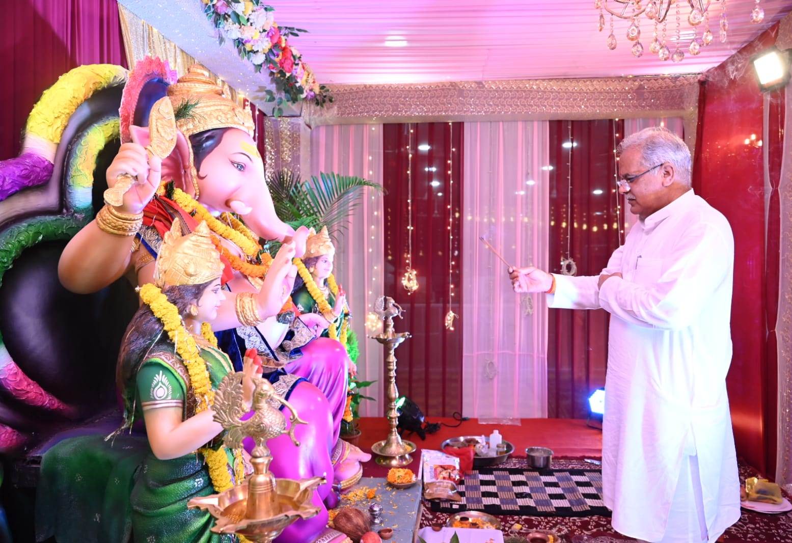 मुख्यमंत्री श्री बघेल के घर विराजे गणपति मुख्यमंत्री श्री बघेल के घर विराजे गणपति