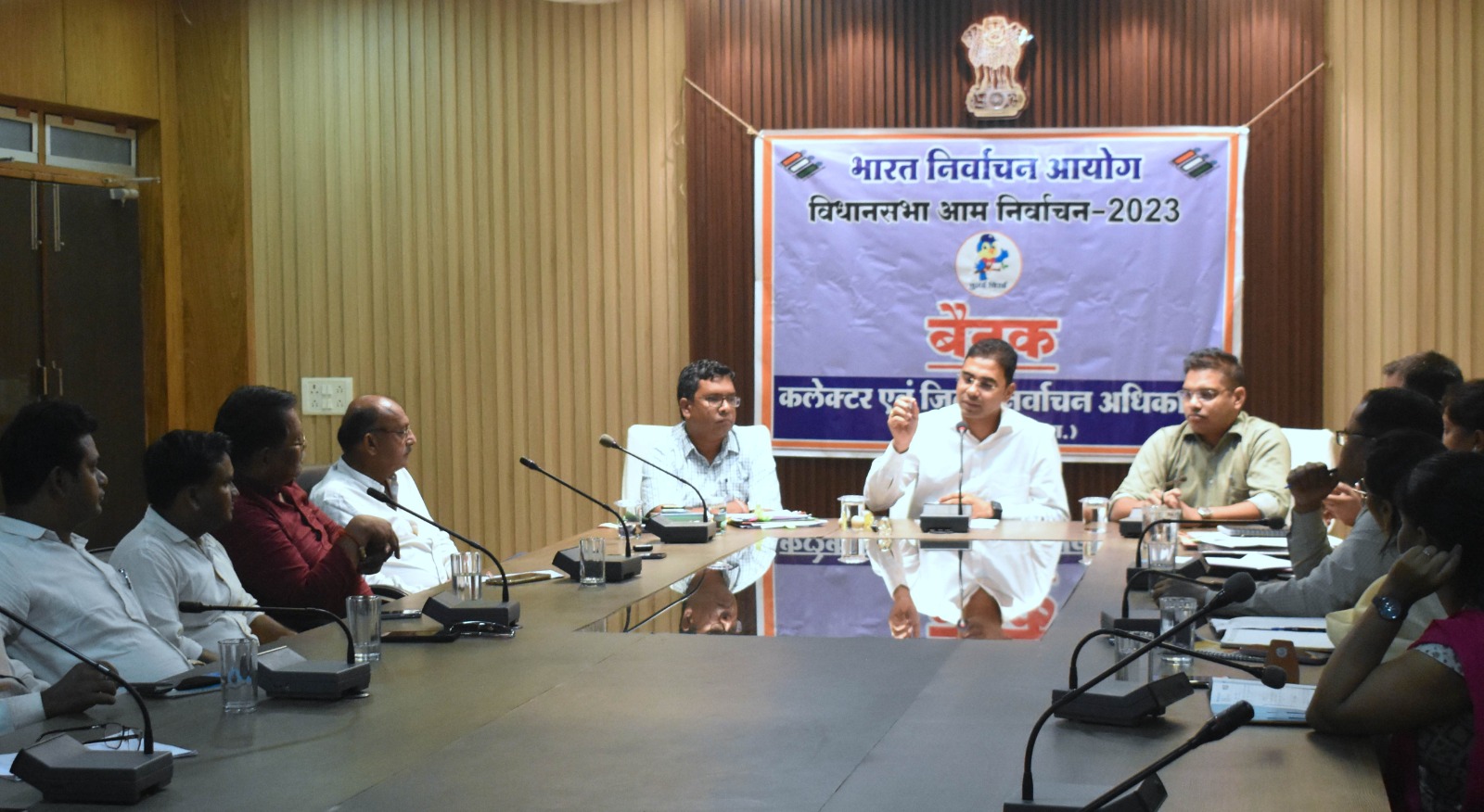 कलेक्टर ने ली राजनीतिक दलों के प्रतिनिधियों की बैठक कलेक्टर ने ली राजनीतिक दलों के प्रतिनिधियों की बैठक