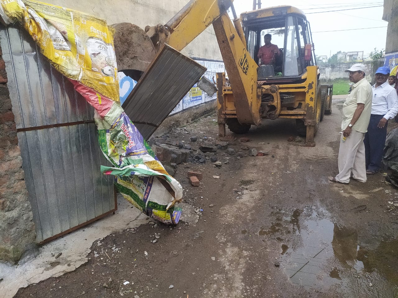 शासकीय योजना के मकान मे किये अतिरिक्त कब्जे को निगम ने ढहाया शासकीय योजना के मकान मे किये अतिरिक्त कब्जे को निगम ने ढहाया