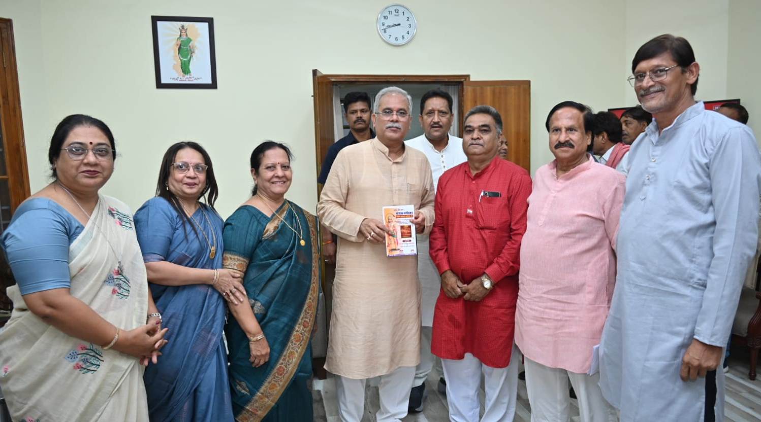 मुख्यमंत्री को श्री 108 संगीतमय अखण्ड हनुमान चालीसा पाठ में शामिल होने मिला आमंत्रण मुख्यमंत्री को श्री 108 संगीतमय अखण्ड हनुमान चालीसा पाठ में शामिल होने मिला आमंत्रण