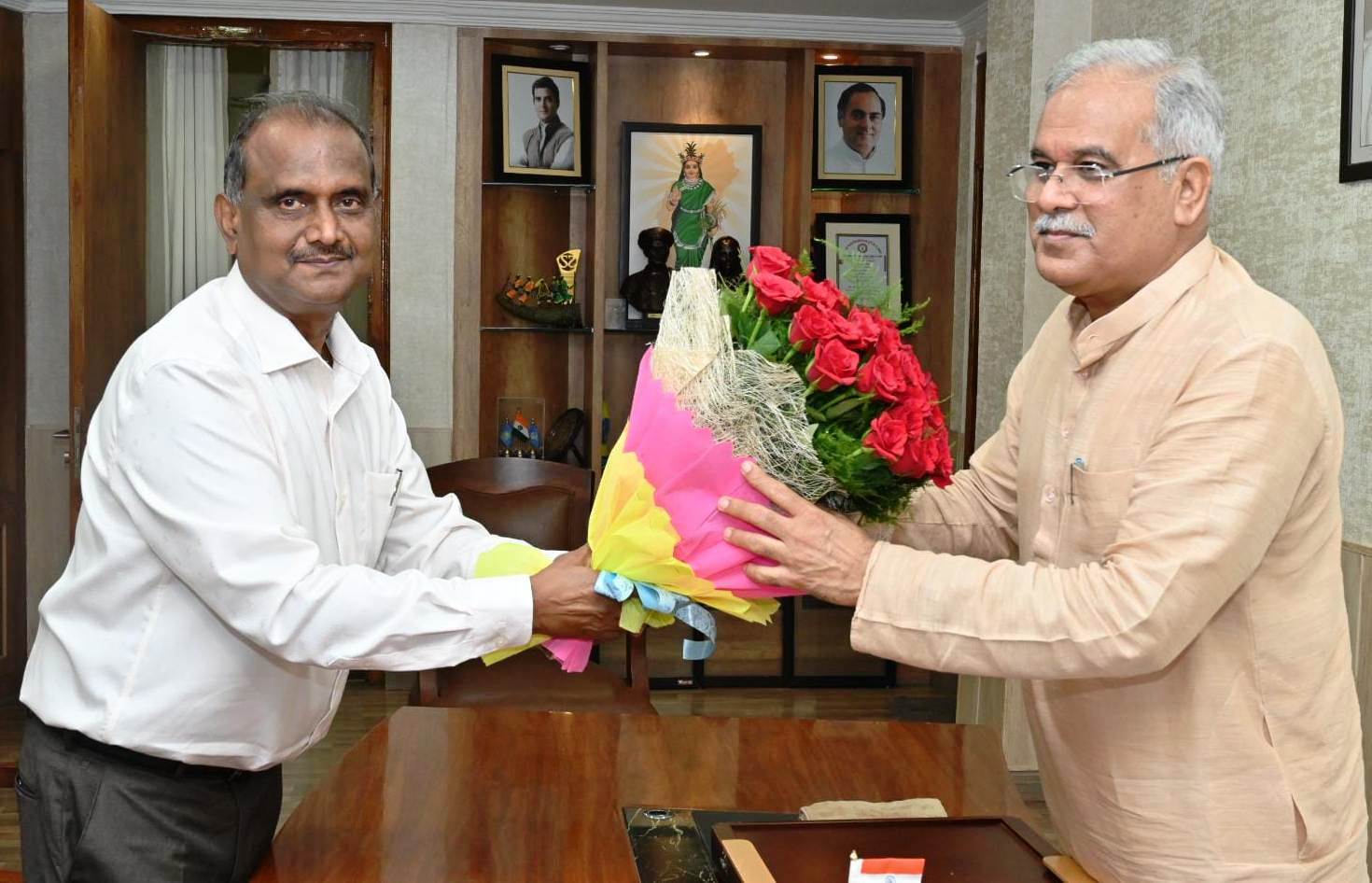 मुख्यमंत्री से कामधेनु विश्वविद्यालय दुर्ग के कुलपति ने की सौजन्य मुलाकात मुख्यमंत्री से कामधेनु विश्वविद्यालय दुर्ग के कुलपति ने की सौजन्य मुलाकात