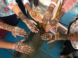 जिले में 2 लाख से ज्यादा महिलाओं ने लगाई एक मेंहदी स्वीप की जिले में 2 लाख से ज्यादा महिलाओं ने लगाई एक मेंहदी स्वीप की