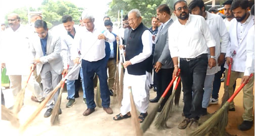 राज्यपाल श्री हरिचंदन स्वच्छता पखवाड़ा में शामिल हुए राज्यपाल श्री हरिचंदन स्वच्छता पखवाड़ा में शामिल हुए