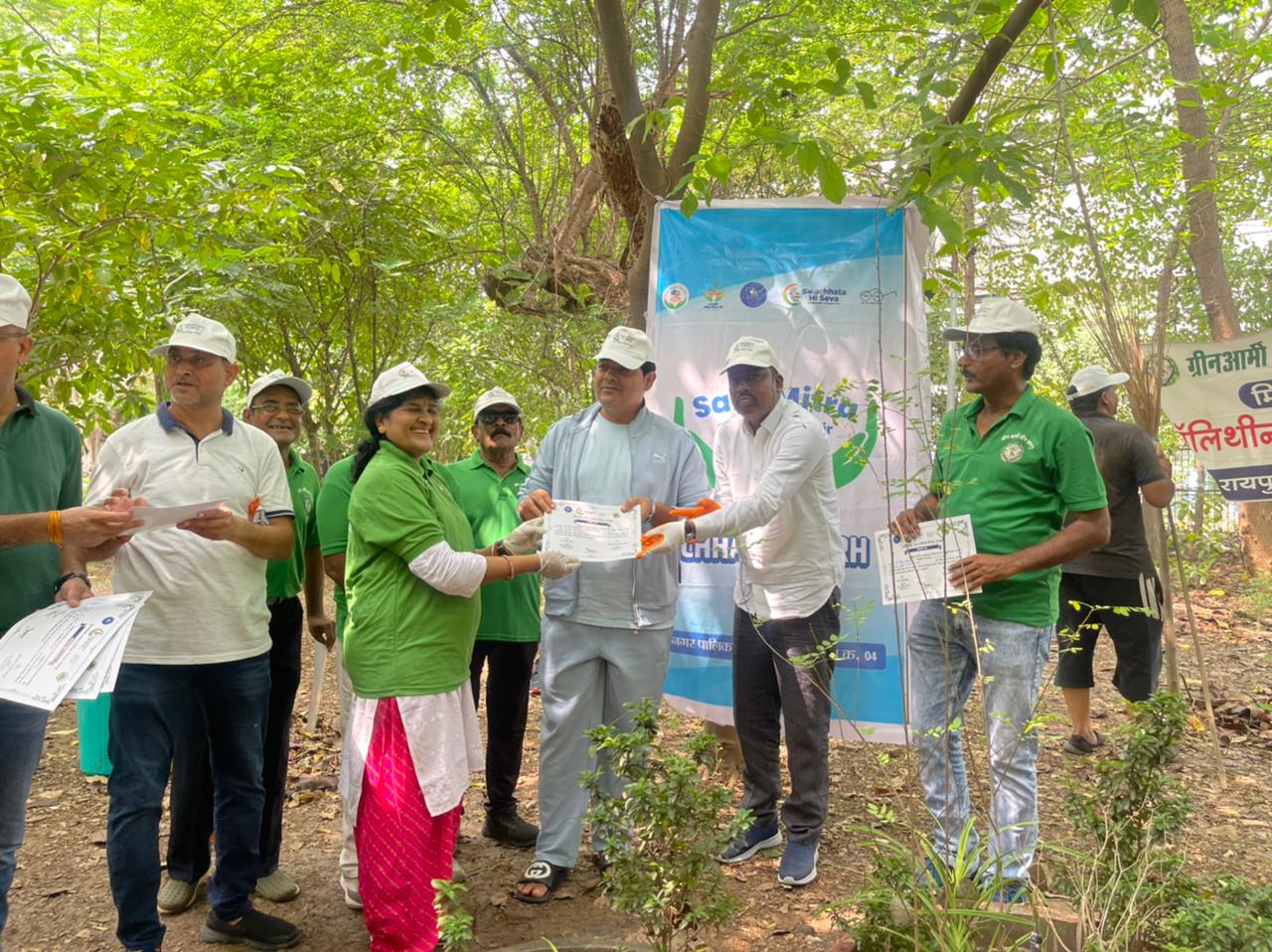 राजधानी के सभी 70 वार्डों के विभिन्न 140 स्थानों पर सफाई श्रमदान में आमजनों ने सहभागिता दर्ज की राजधानी के सभी 70 वार्डों के विभिन्न 140 स्थानों पर सफाई श्रमदान में आमजनों ने सहभागिता दर्ज की