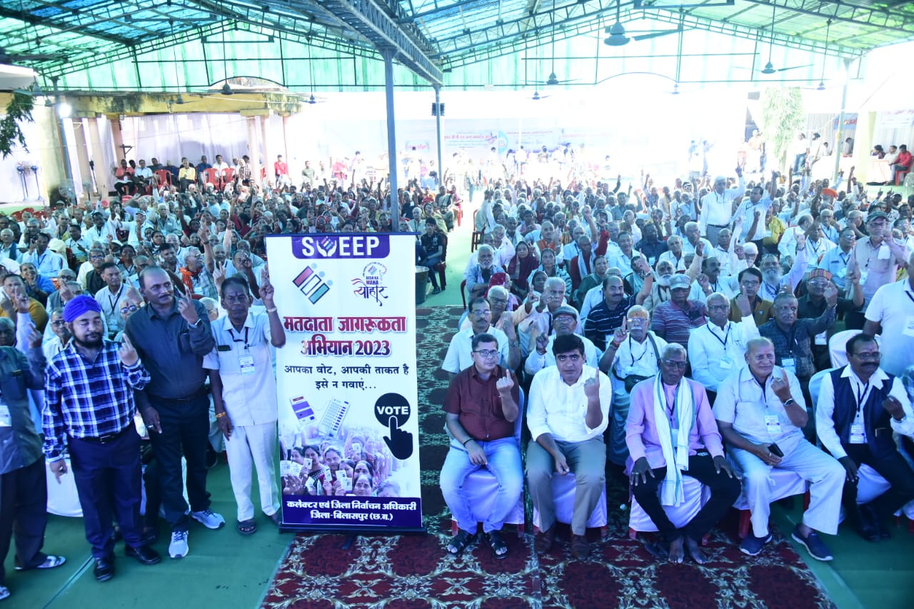 कलेक्टर ने वरिष्ठजनों को दिलाई मतदाता शपथ कलेक्टर ने वरिष्ठजनों को दिलाई मतदाता शपथ