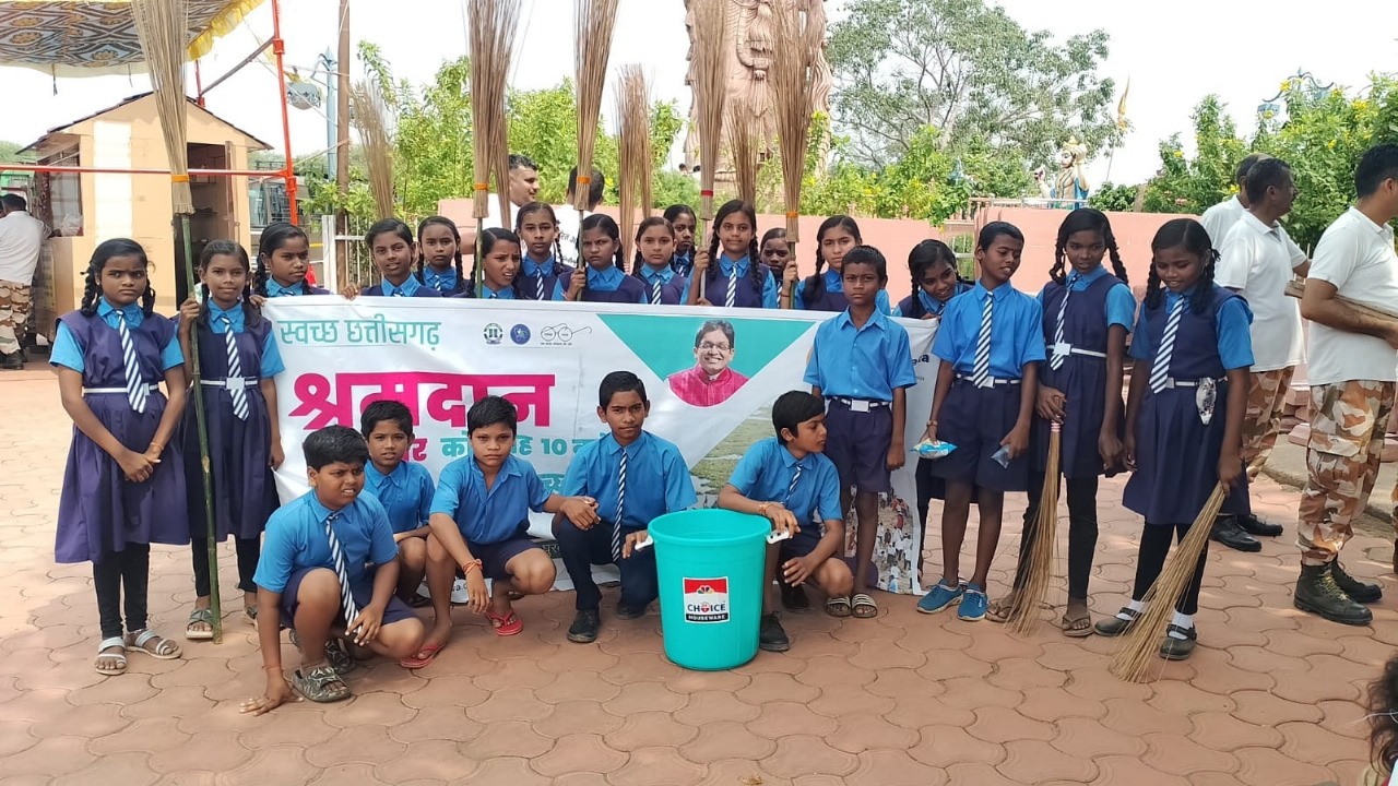 माता कौशल्या मंदिर , महंत घासीदास संग्रहालय परिसर, तक्षक ईको फार्म में मेगा सफाई अभियान का आयोजन माता कौशल्या मंदिर , महंत घासीदास संग्रहालय परिसर, तक्षक ईको फार्म में मेगा सफाई अभियान का आयोजन