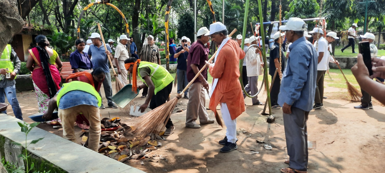 राज्य को स्वच्छ एवं सुंदर बनाने के लिए लोगों ने स्वच्छता अभियान में दी भागीदारी राज्य को स्वच्छ एवं सुंदर बनाने के लिए लोगों ने स्वच्छता अभियान में दी भागीदारी