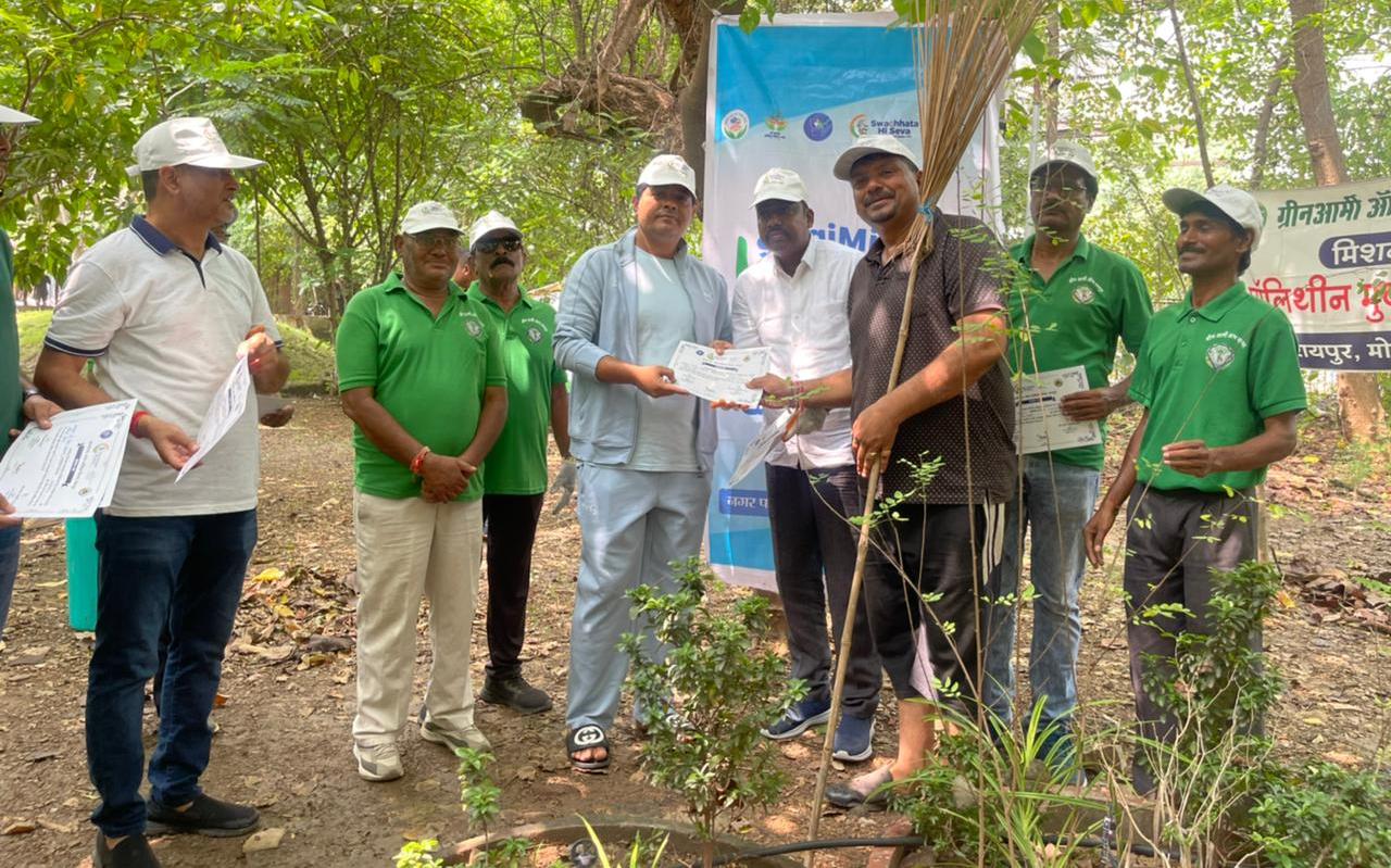 राजधानी के सभी 70 वार्डों पर सफाई श्रमदान में आमजनों ने सहभागिता दर्ज की राजधानी के सभी 70 वार्डों पर सफाई श्रमदान में आमजनों ने सहभागिता दर्ज की