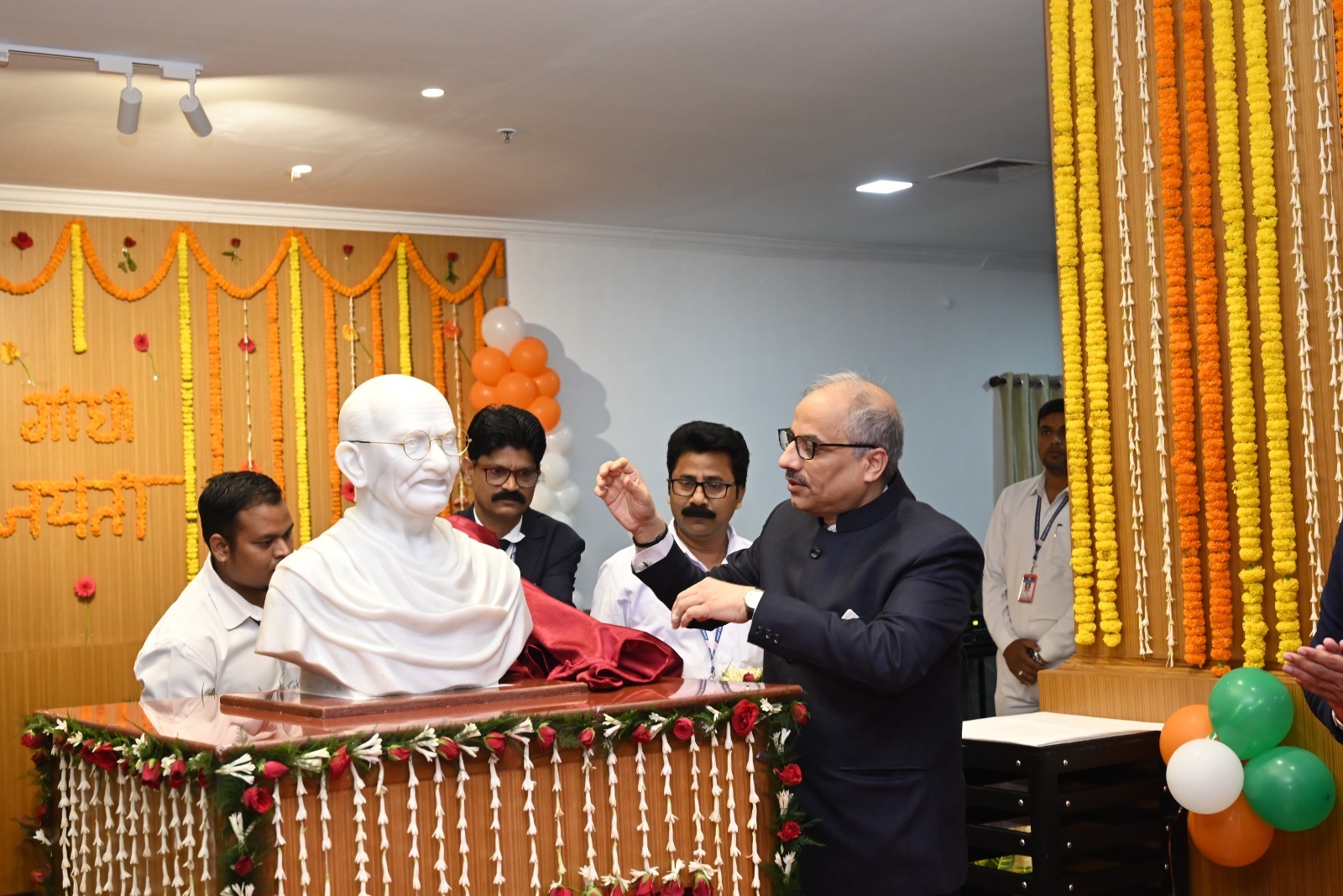 मुख्य न्यायाधीश ने महात्मा गांधी की प्रतिमा का अनावरण कर उन्हें नमन किया मुख्य न्यायाधीश ने महात्मा गांधी की प्रतिमा का अनावरण कर उन्हें नमन किया