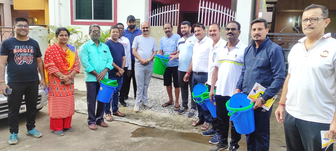 तालपुरी बी ब्लॉक में महासचिव जितेंद्र साहू ने बांटे डस्टबिन तालपुरी बी ब्लॉक में महासचिव जितेंद्र साहू ने बांटे डस्टबिन