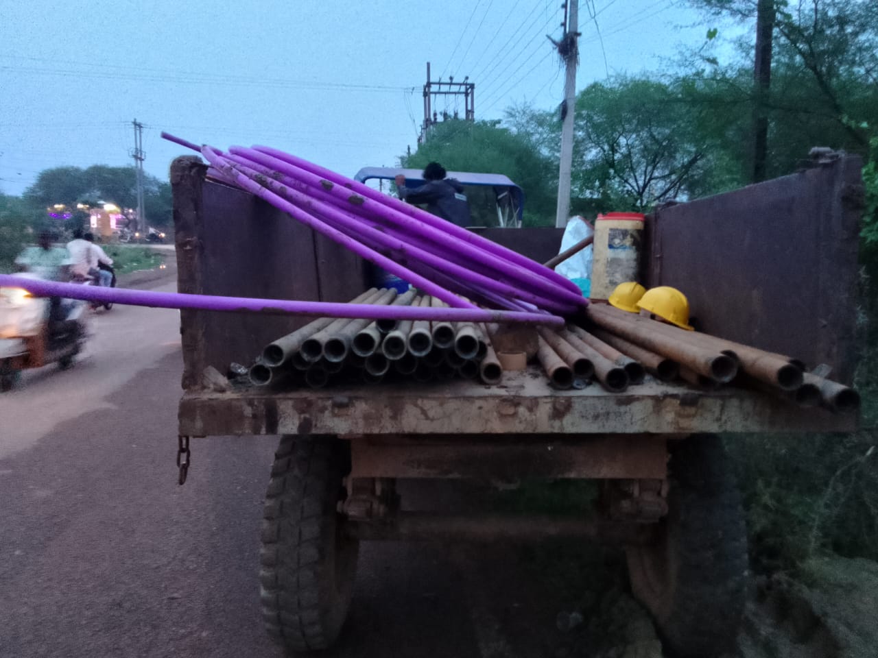 बिना अनुमति के बिछाए जा रहे केबल को निगम ने ट्राली सहित जप्त किया बिना अनुमति के बिछाए जा रहे केबल को निगम ने ट्राली सहित जप्त किया