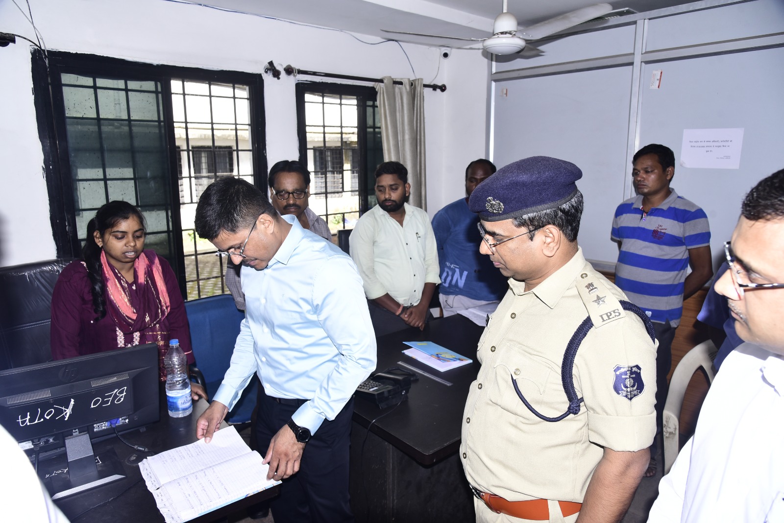 कलेक्टर-एसपी ने किया इव्हीएम वेयर हाऊस का निरीक्षण कलेक्टर-एसपी ने किया इव्हीएम वेयर हाऊस का निरीक्षण