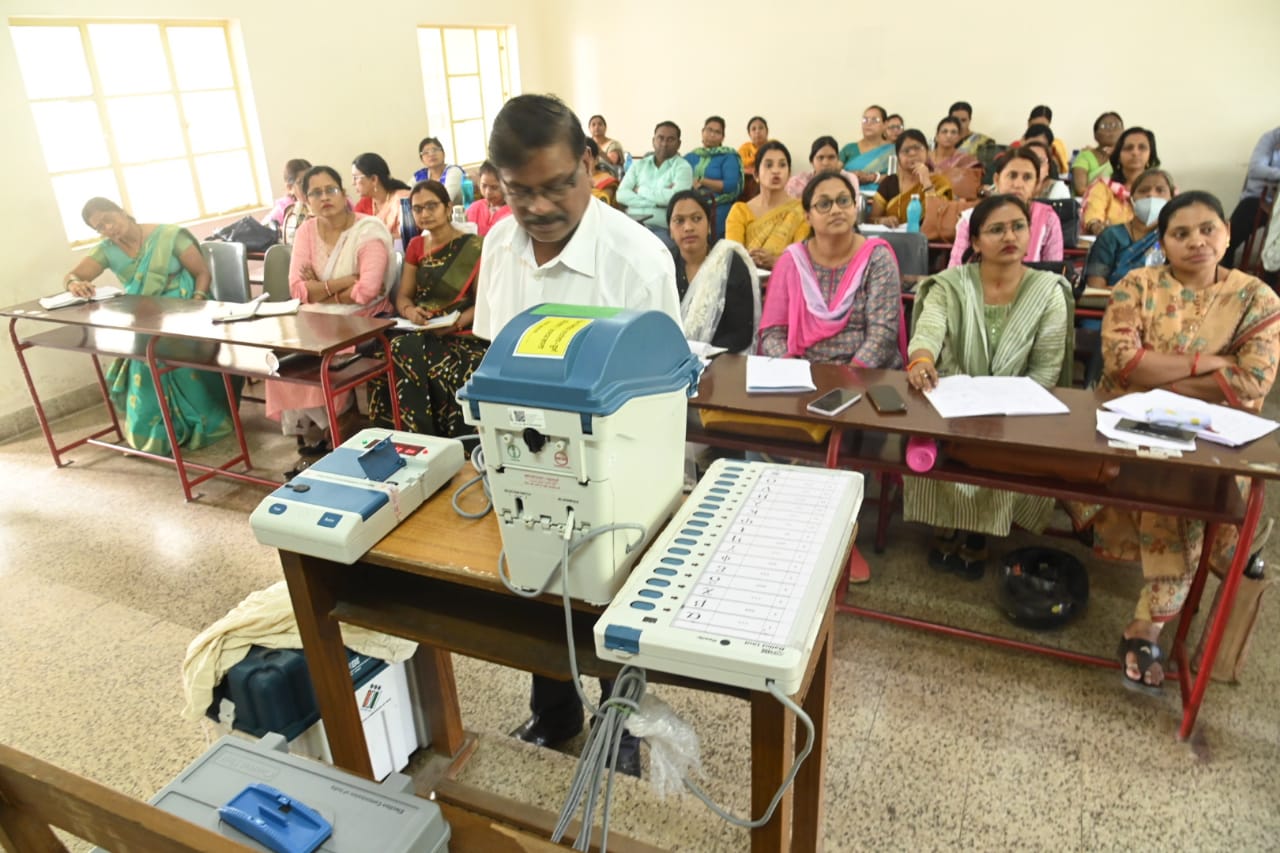 पीठासीन अधिकारी एवं मतदान अधिकारियों का प्रथम प्रशिक्षण बीआईटी कॉलेज में सम्पन्न पीठासीन अधिकारी एवं मतदान अधिकारियों का प्रथम प्रशिक्षण बीआईटी कॉलेज में सम्पन्न