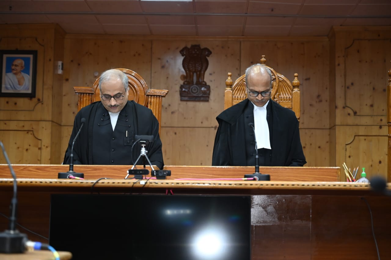 मुख्य न्यायाधीश ने नवनियुक्त अतिरिक्त न्यायाधीश के रूप में रविन्द्र कुमार अग्रवाल को दिलाई शपथ मुख्य न्यायाधीश ने नवनियुक्त अतिरिक्त न्यायाधीश के रूप में रविन्द्र कुमार अग्रवाल को दिलाई शपथ